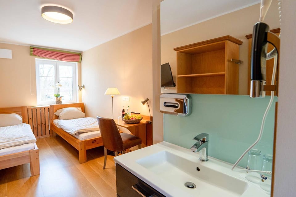 Bed, Bathroom, Photo of the whole room, Bedroom, towels