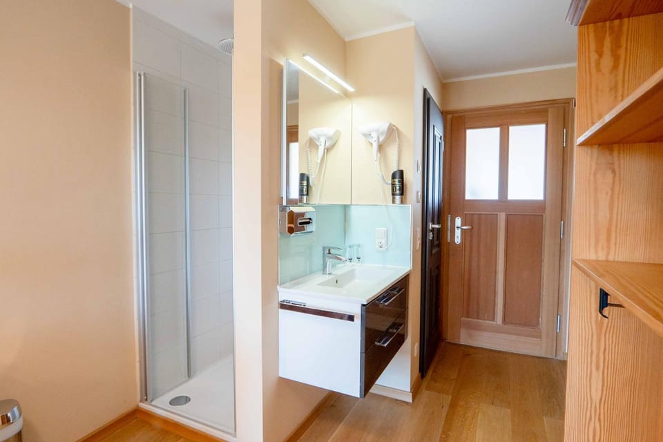 Bed, Bathroom, Photo of the whole room, Bedroom, wardrobe