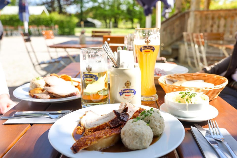 Restaurant/places to eat, Day, Food and drinks, Banquet/Function facilities, Food, Continental breakfast, Lunch, Drinks