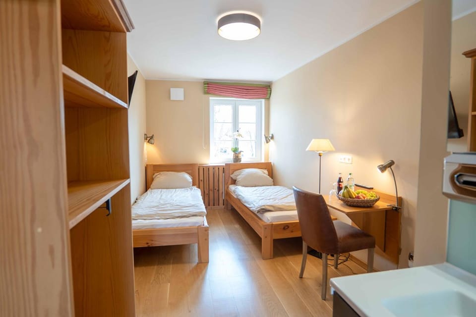 Bed, TV and multimedia, Photo of the whole room, Bedroom, towels