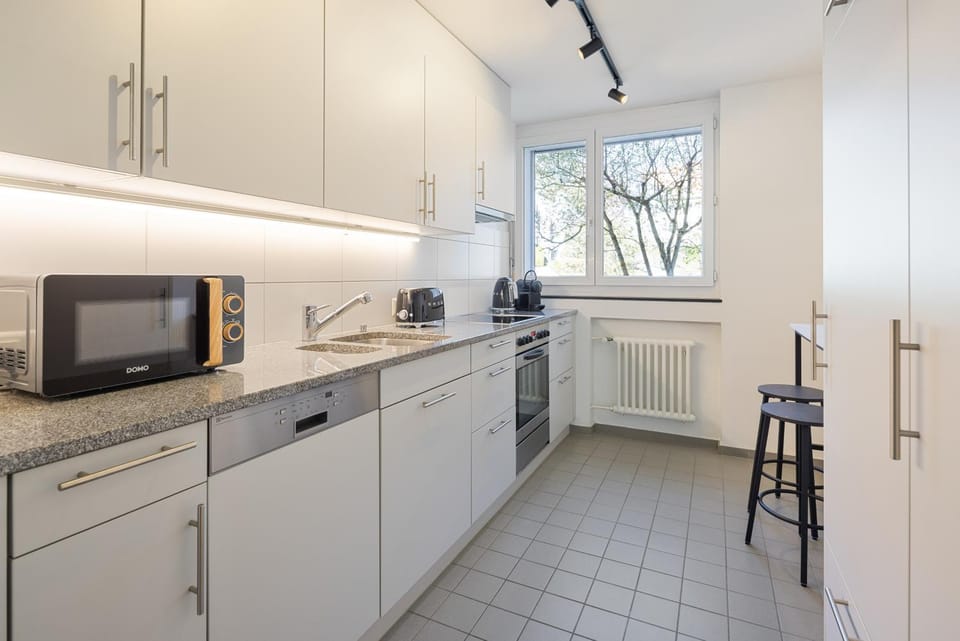 Coffee/tea facilities, Kitchen or kitchenette, dishwasher, oven, toaster