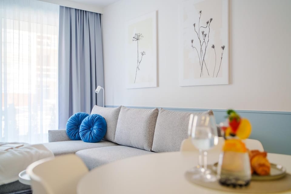 Bed, Living room, Photo of the whole room, Seating area