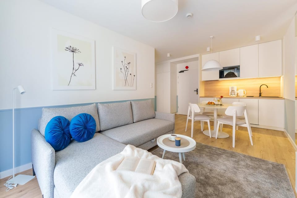 Bed, Kitchen or kitchenette, Living room, Seating area, Dining area