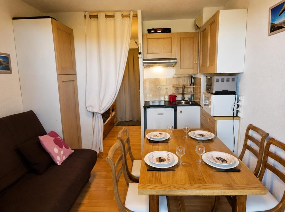 Coffee/tea facilities, Kitchen or kitchenette, Dining area, Meals, microwave, oven, stove, kitchen