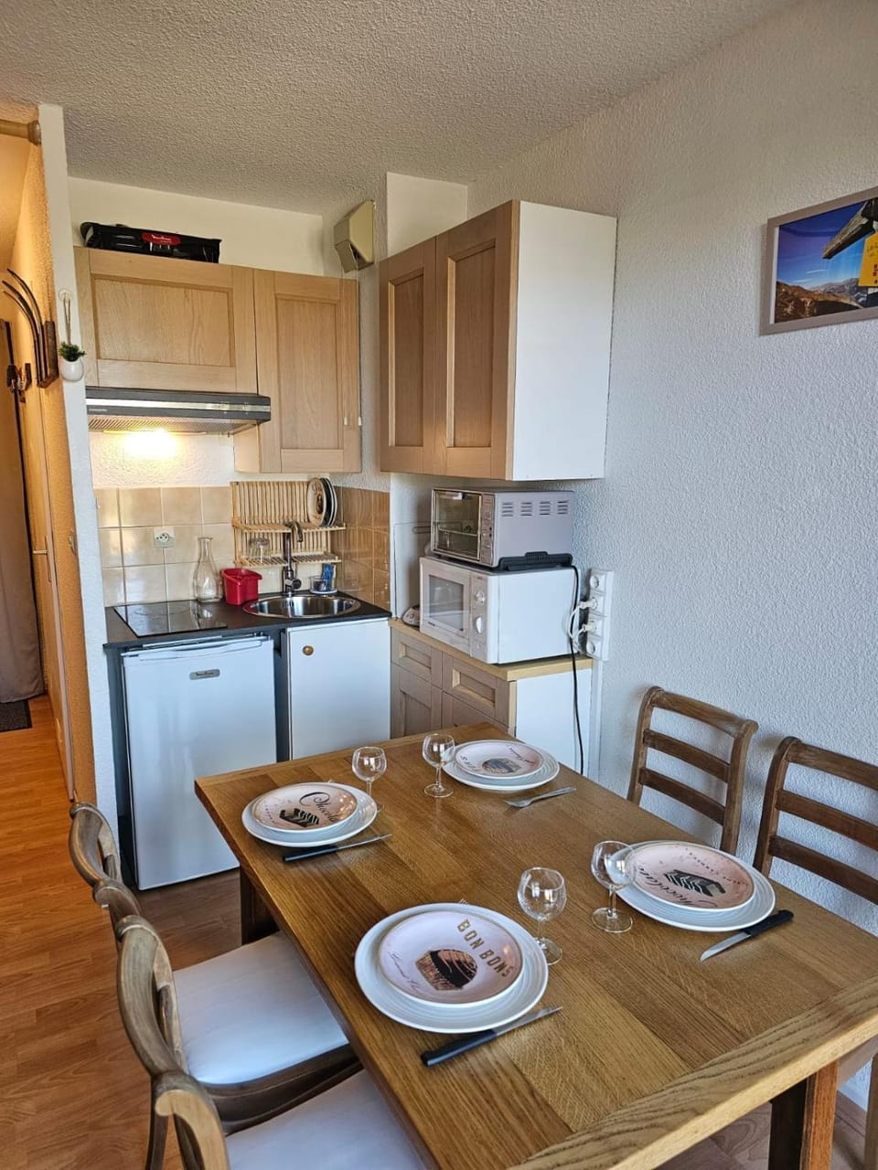 Coffee/tea facilities, Kitchen or kitchenette, Dining area, stove, kitchen