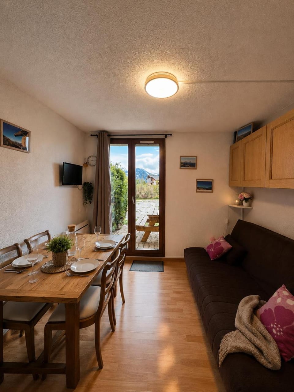 TV and multimedia, Balcony/Terrace, Living room, Seating area, Dining area, Mountain view, Meals
