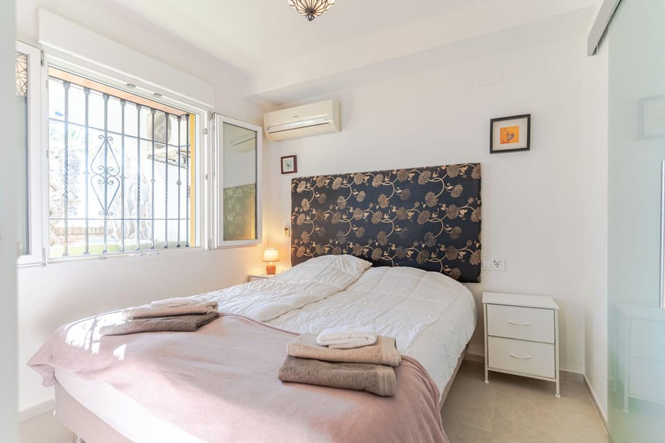 Bed, Decorative detail, Bedroom, towels
