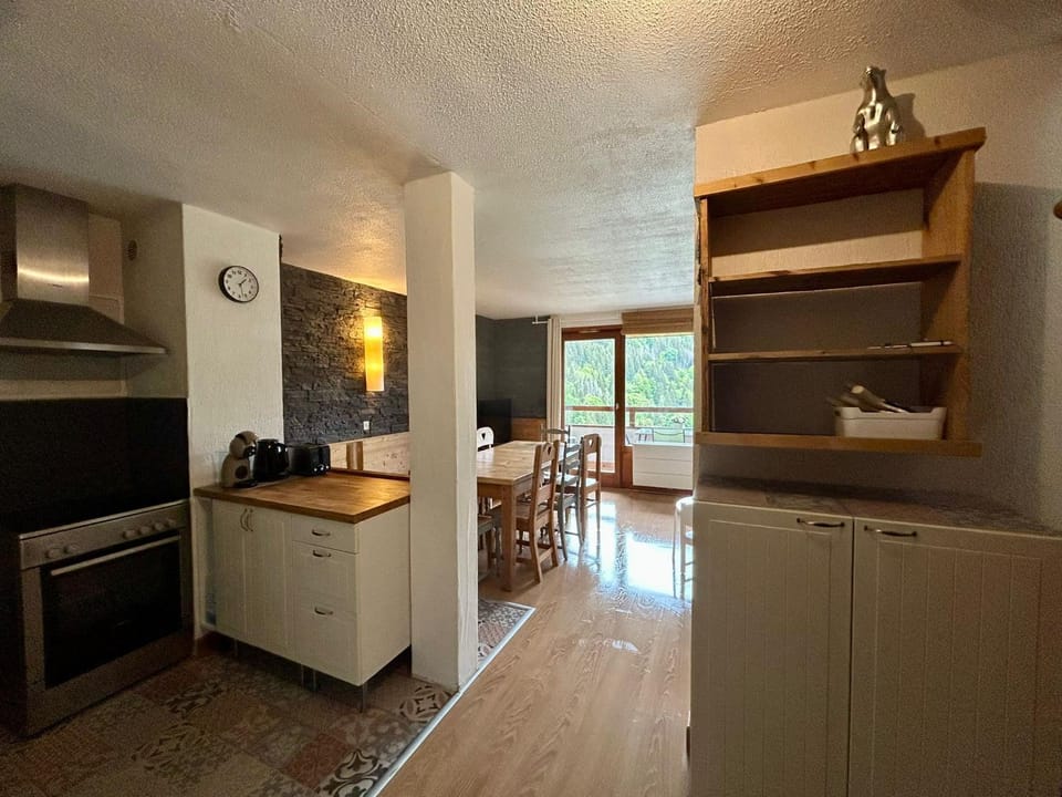Kitchen or kitchenette, Dining area, stove