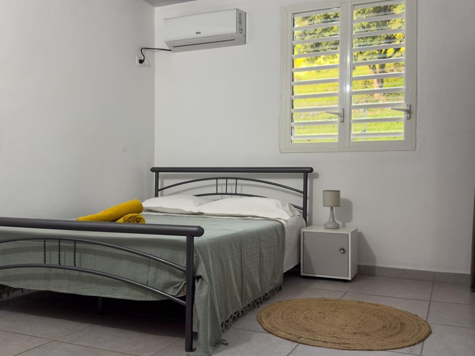 Bed, Photo of the whole room, Bedroom, air conditioner