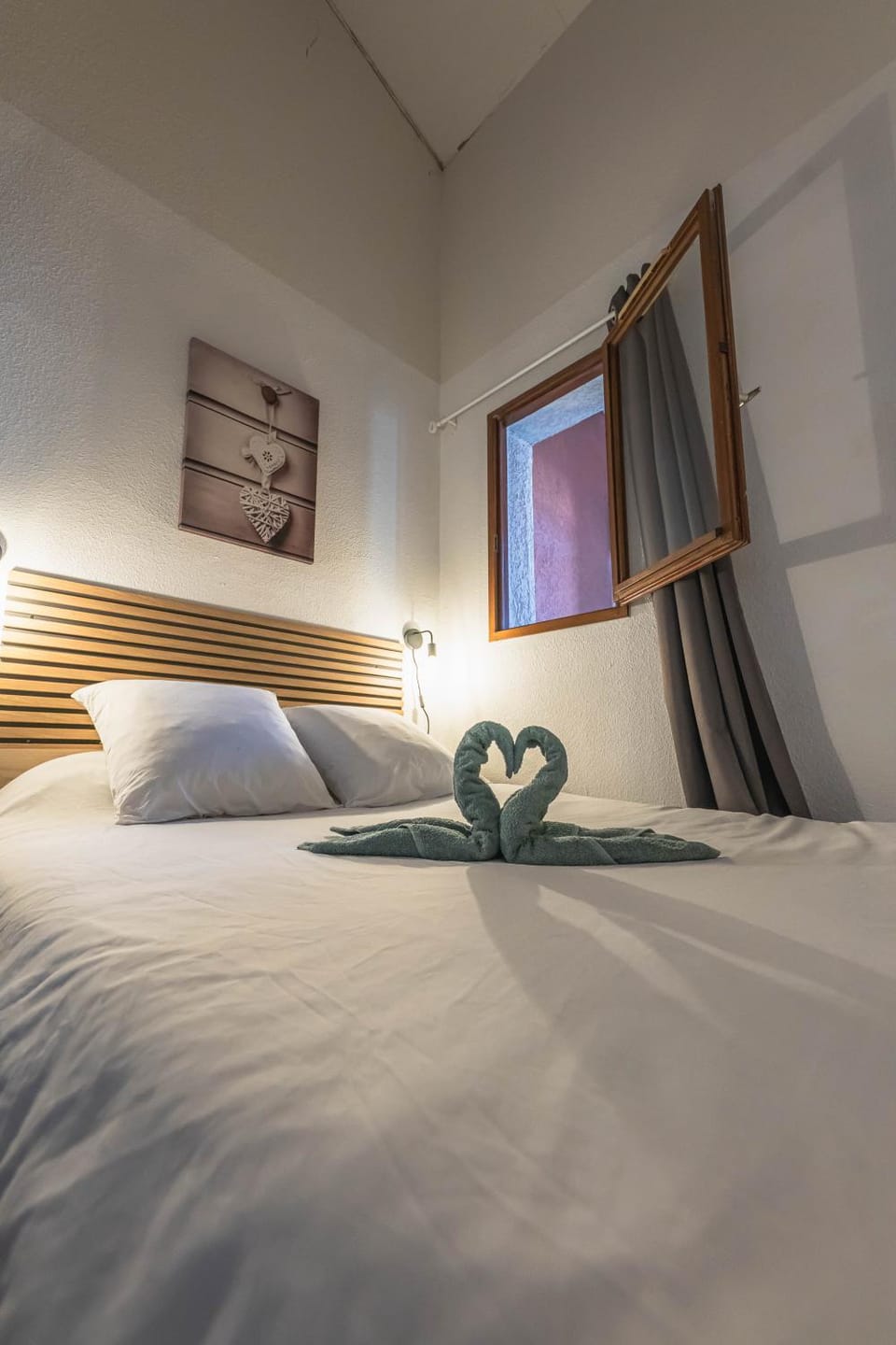 Bed, towels
