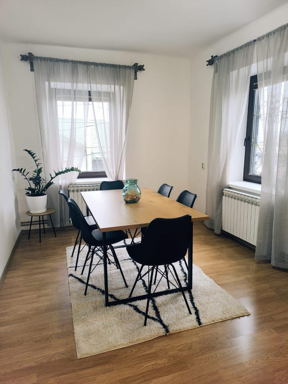 View (from property/room), Decorative detail, Dining area
