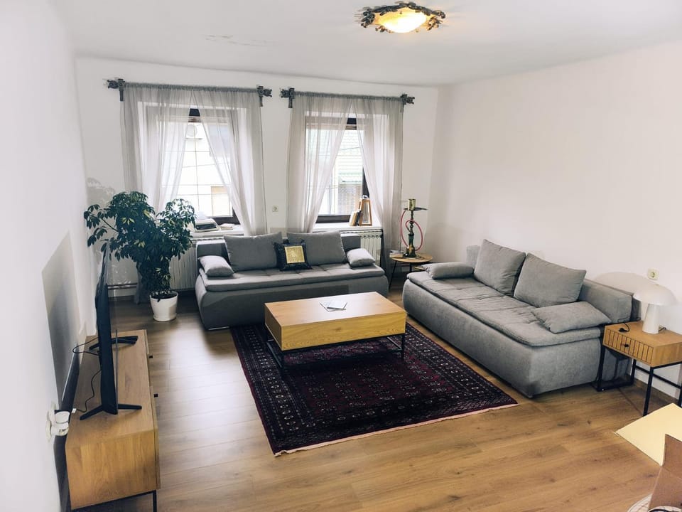 TV and multimedia, Living room, City view