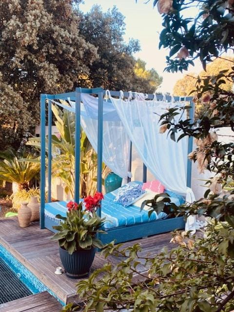 Jardin d'ailleurs Bed and Breakfast in Nimes