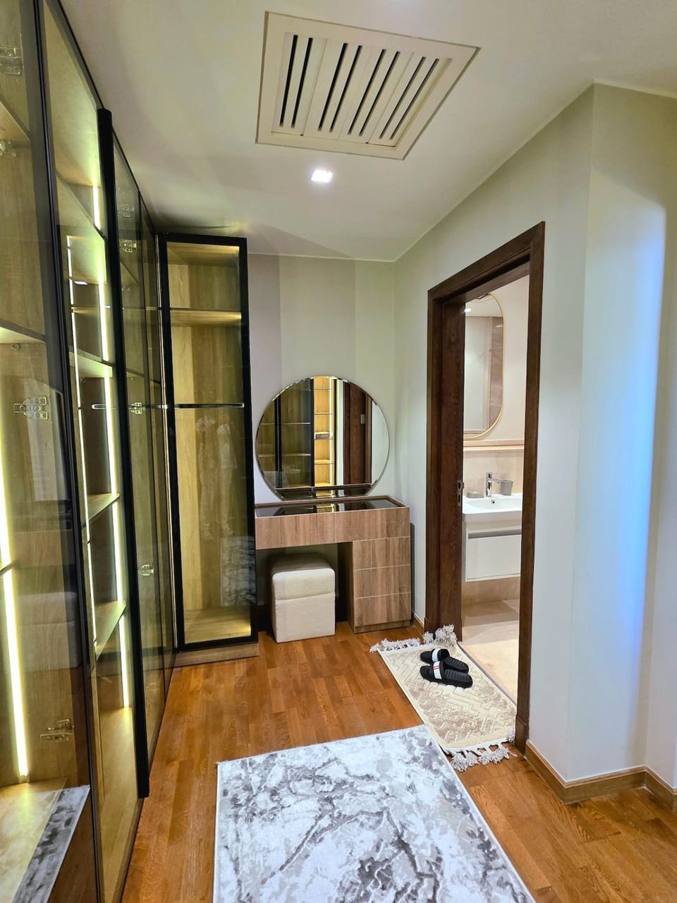 Luxury 1-BR at Aeon Towers, مول العرب Apartment in Egypt