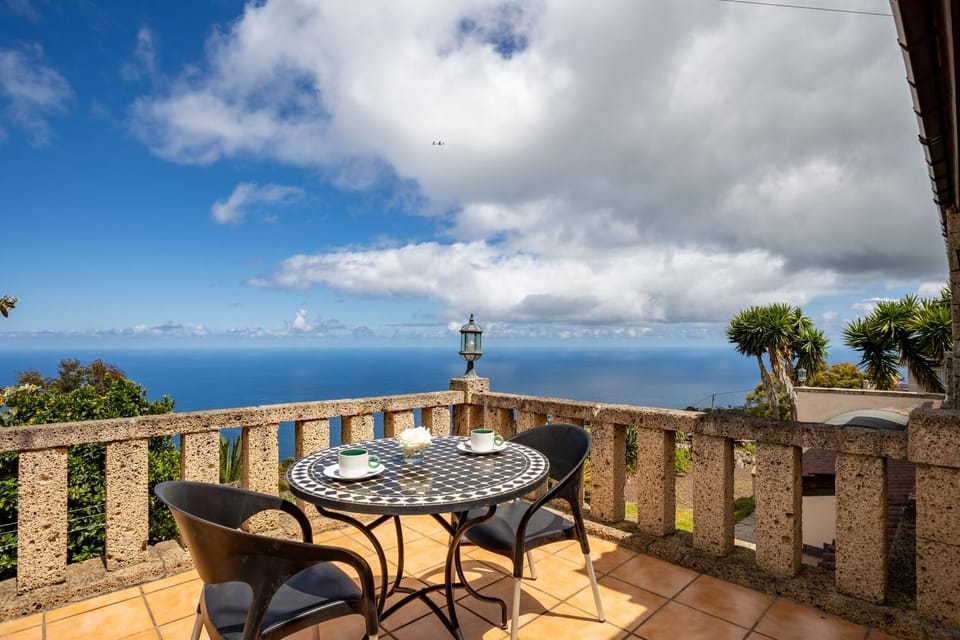 Acogedora casa con vistas al mar by CABANA Rentals House in Canary Islands