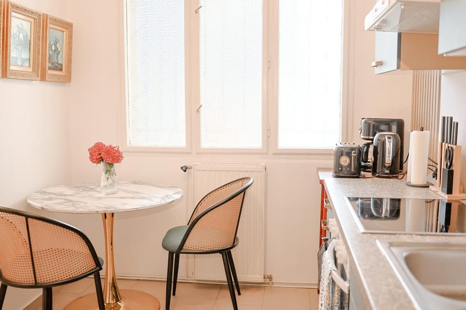 Coffee/tea facilities, Kitchen or kitchenette, Dining area, dishwasher, stove, toaster