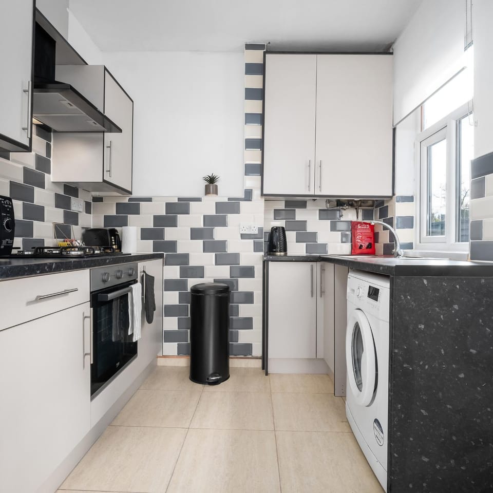 Kitchen or kitchenette, oven, washing machine