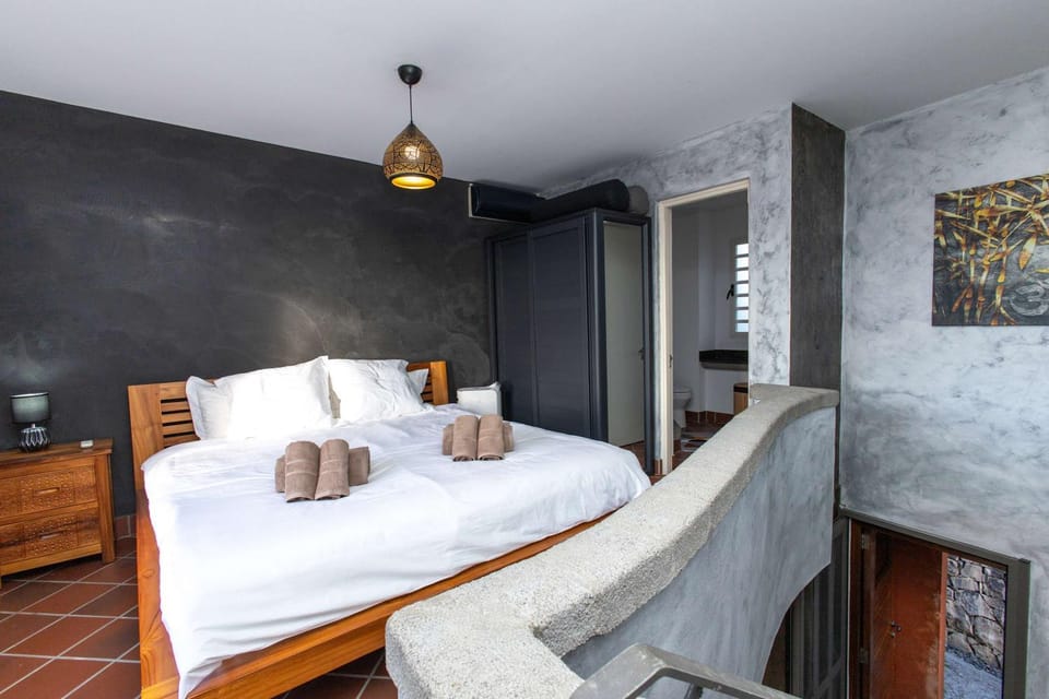 Bed, Bedroom, towels