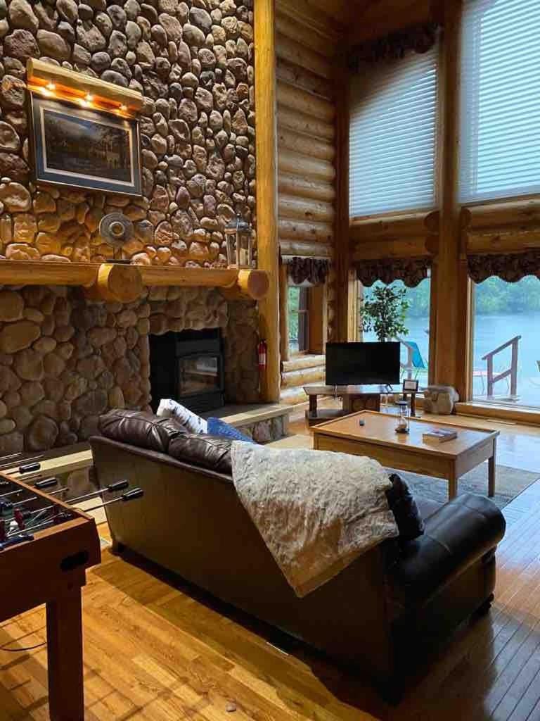 Cabin with Hot Tub on the River Cabin in Iowa