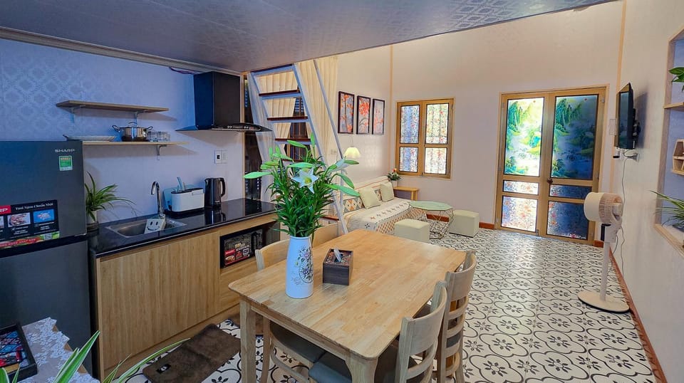 Coffee/tea facilities, Dining area, stove