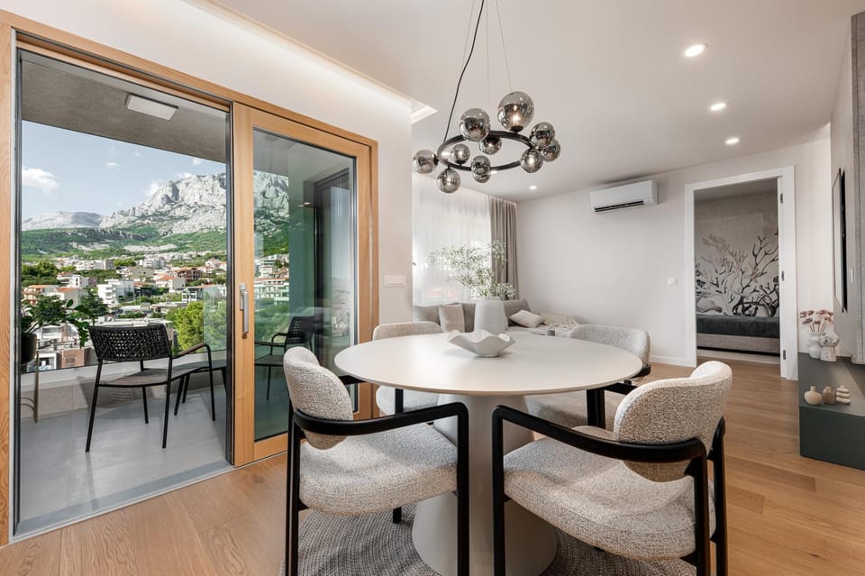 View (from property/room), Balcony/Terrace, Dining area