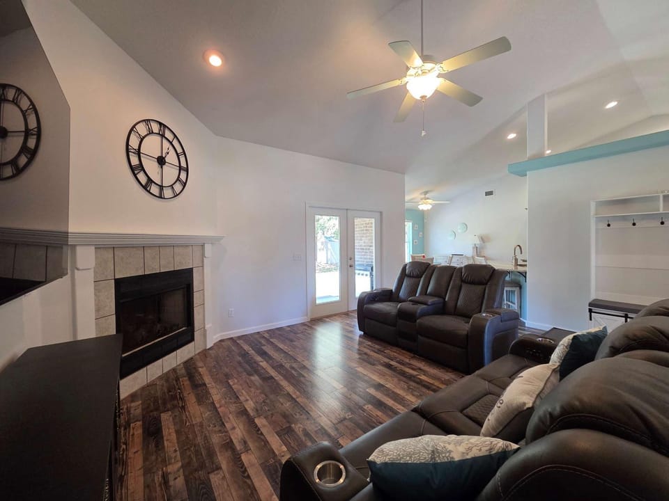 Spacious 3 BR home near beaches and shopping - sleeps 7 House in Alabama