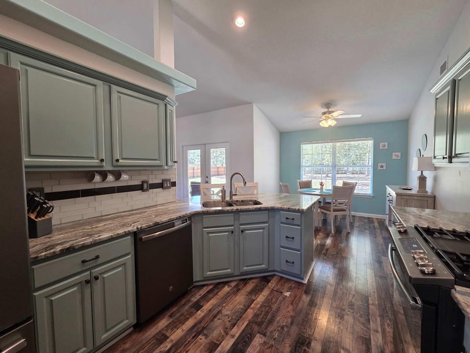 Spacious 3 BR home near beaches and shopping - sleeps 7 House in Alabama