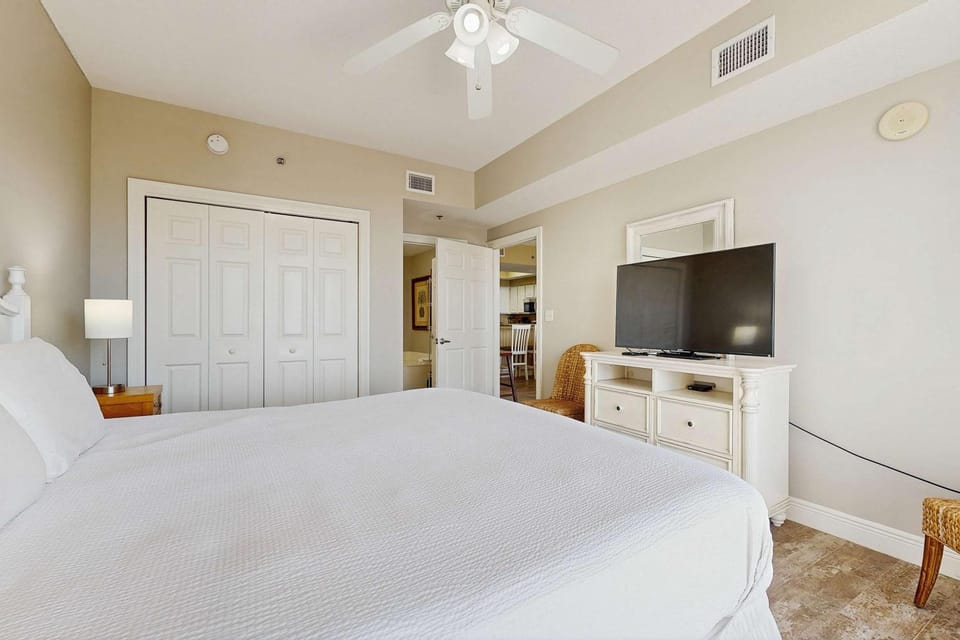 Stylish condo with gulf views pool and gym Apartment in Miramar Beach