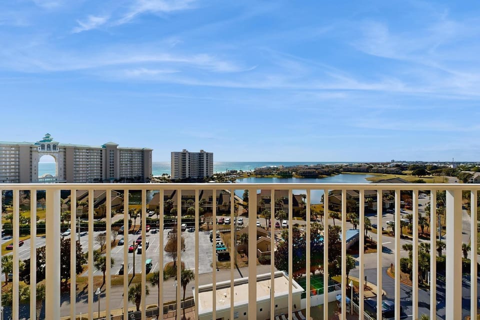 Stylish condo with gulf views pool and gym Apartment in Miramar Beach