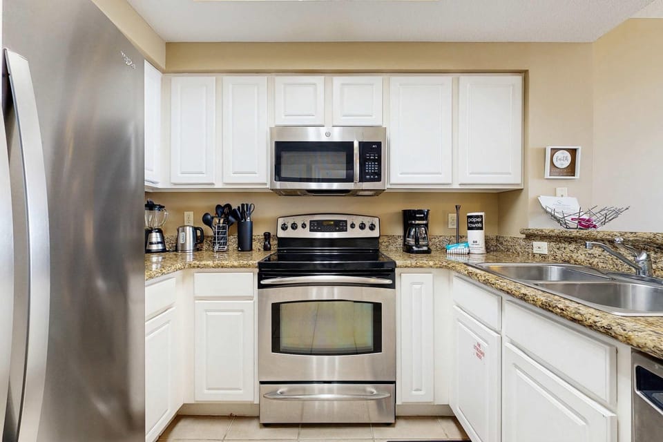 Stylish condo with gulf views pool and gym Apartment in Miramar Beach