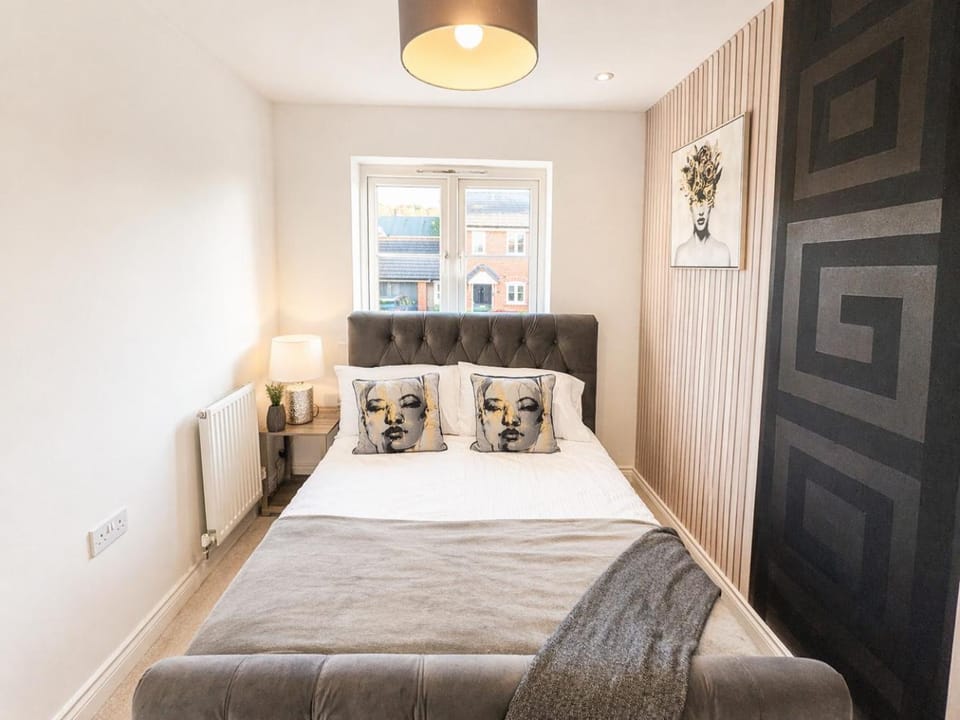 Maidstone Spacious Retreat - Hot Tub - Parking House in Maidstone
