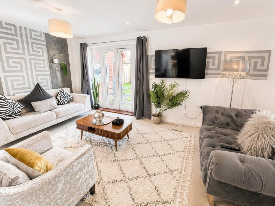Maidstone Spacious Retreat - Hot Tub - Parking House in Maidstone