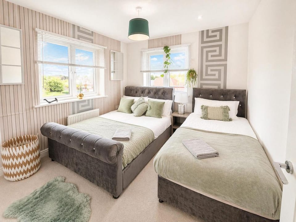 Maidstone Spacious Retreat - Hot Tub - Parking House in Maidstone
