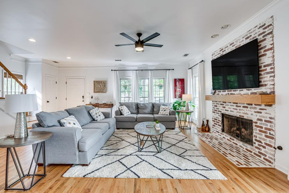 Walk to Mercedes-Benz! Spacious Getaway in Atlanta House in Atlanta