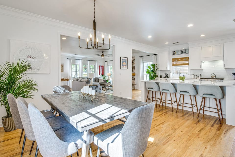 Walk to Mercedes-Benz! Spacious Getaway in Atlanta House in Atlanta