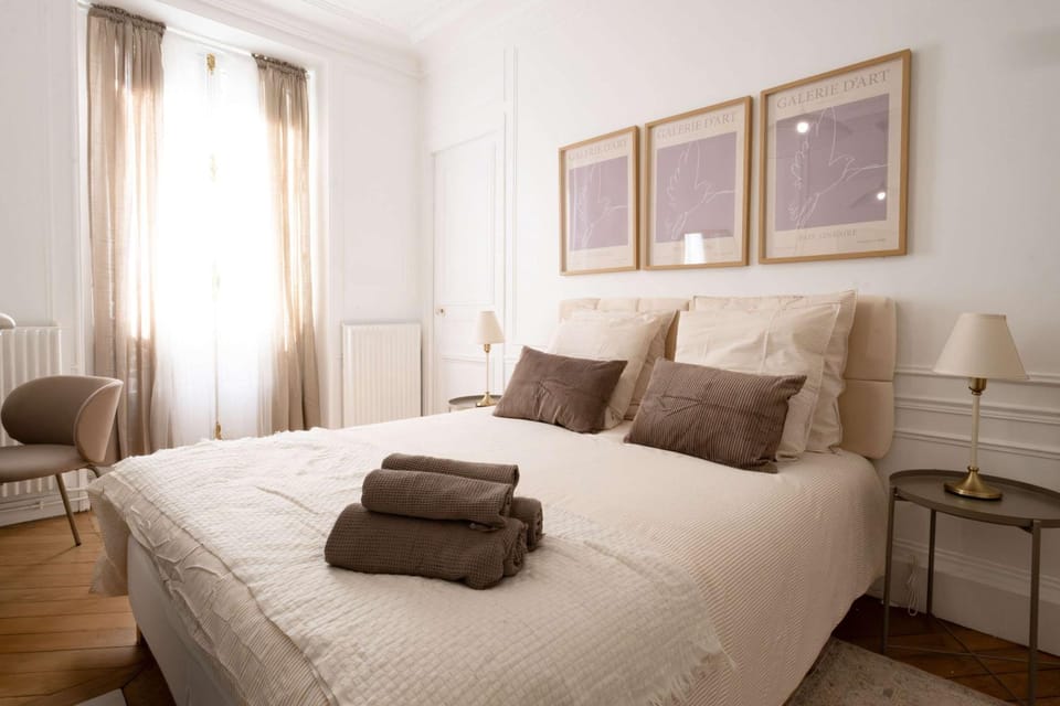 Golden Triangle 3BR Haussmann Champs-Elysees Apartment in Paris