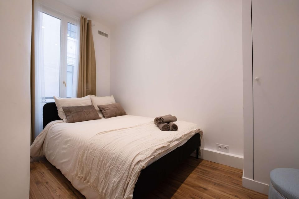 Golden Triangle 3BR Haussmann Champs-Elysees Apartment in Paris