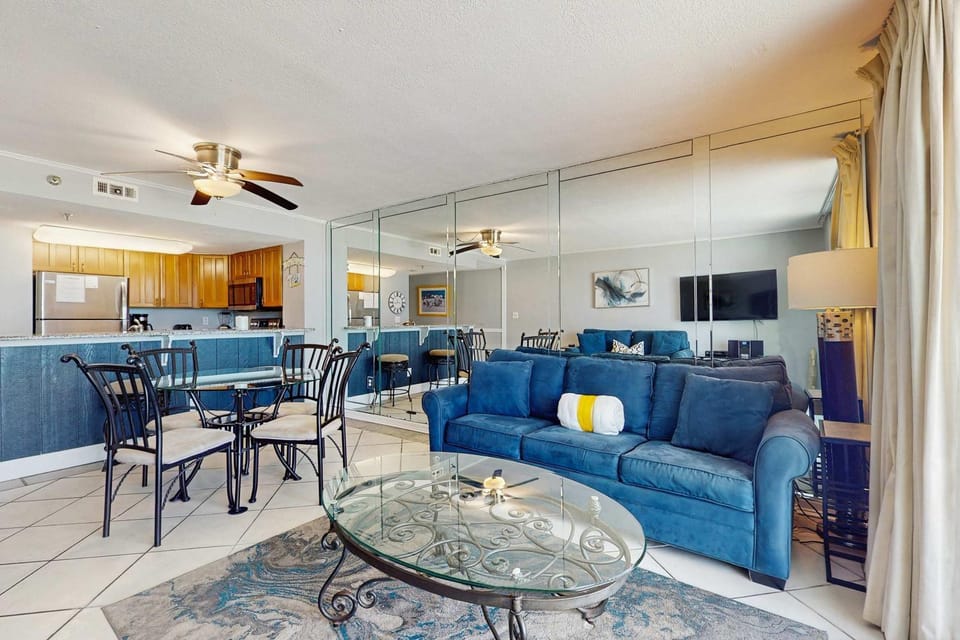 Gorgeous gulf front condo with pools hot tub and gym Apartment in Destin