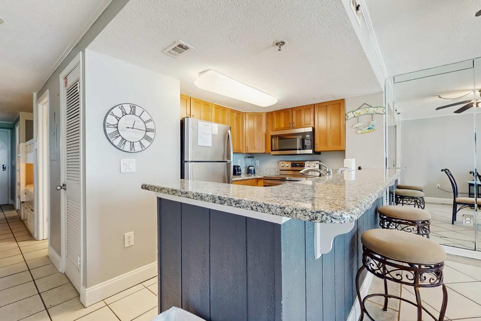 Gorgeous gulf front condo with pools hot tub and gym Apartment in Destin