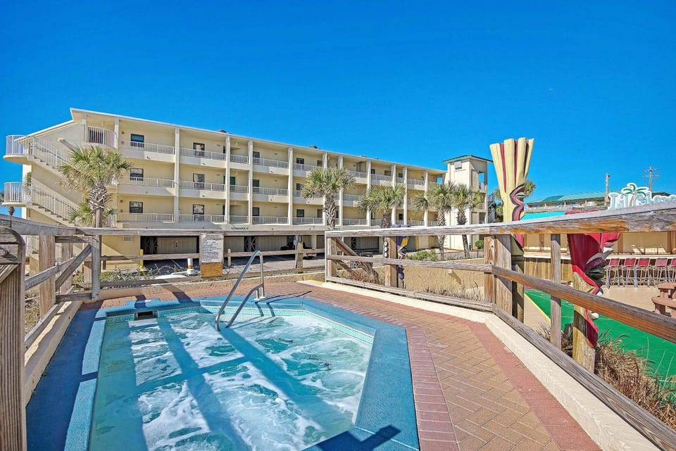 Gorgeous gulf front condo with pools hot tub and gym Apartment in Destin