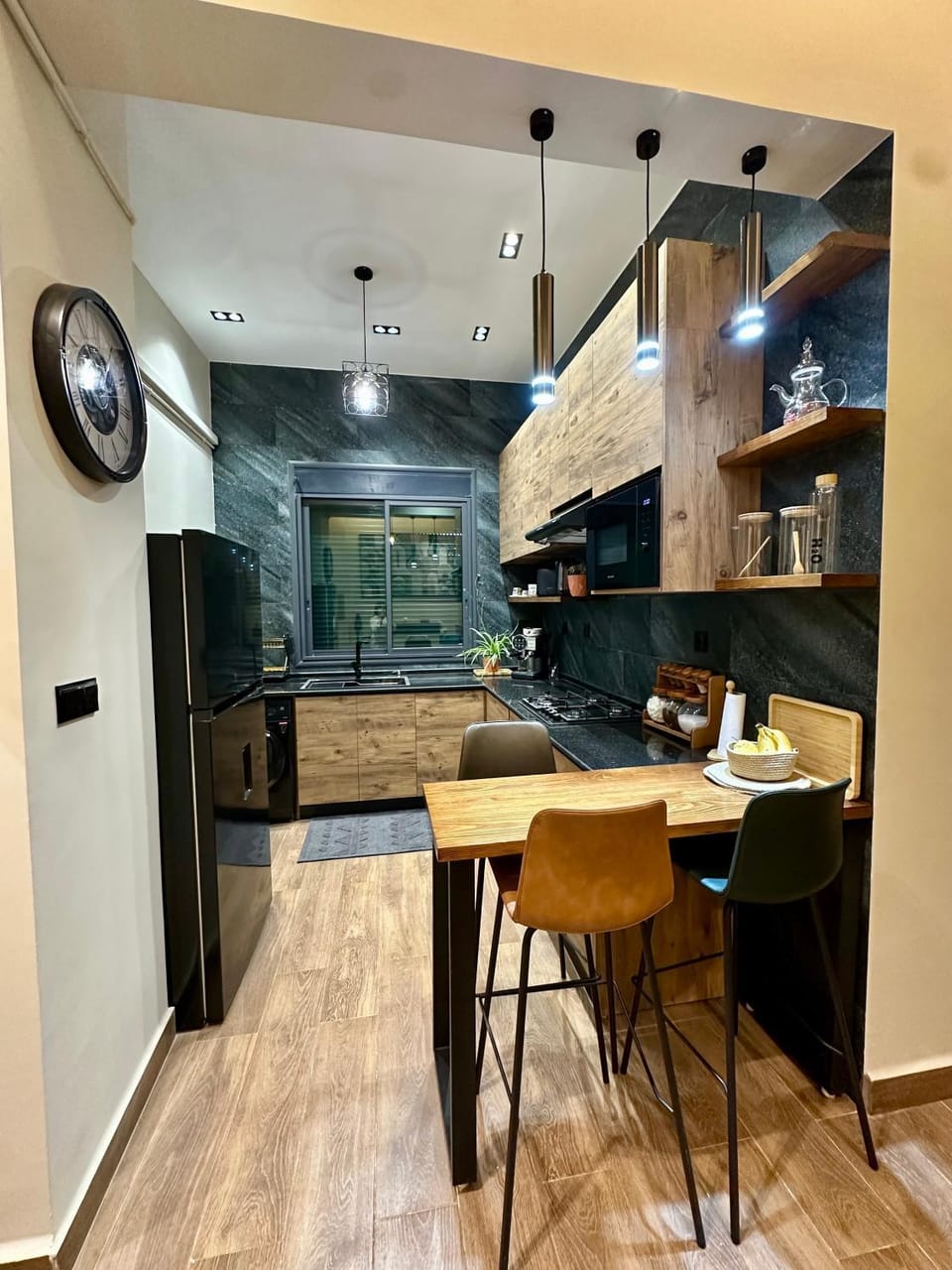 Kitchen or kitchenette, Dining area, minibar, oven, stove