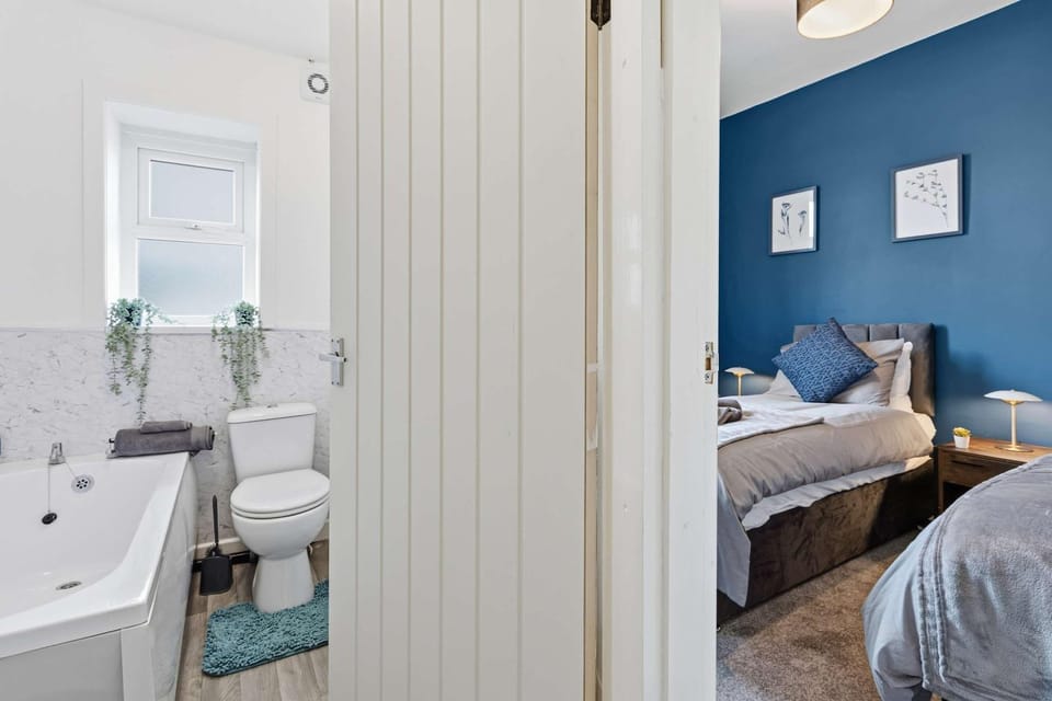 Toilet, Bed, Bathroom, Photo of the whole room, Bedroom, Bath, towels