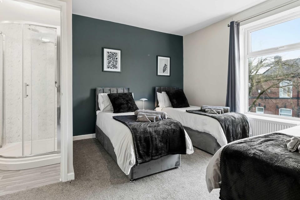 Bed, towels