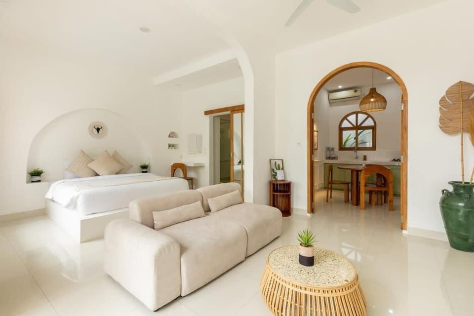 Elegant 1BR Private Pool Villa in Heart of Canggu House in North Kuta