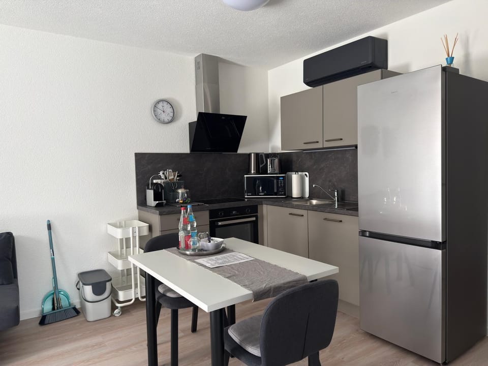 Coffee/tea facilities, Kitchen or kitchenette, Dining area, dishwasher, oven, stove, toaster