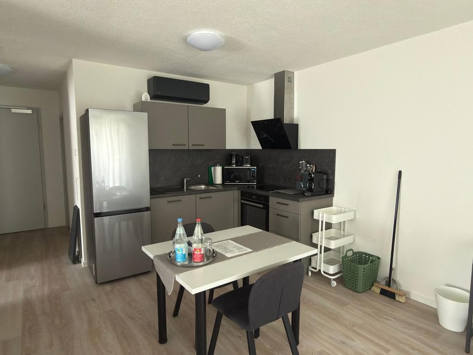 Kitchen or kitchenette, Dining area, oven