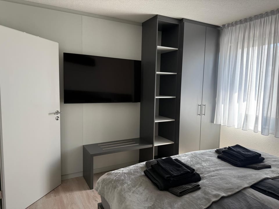 Bed, TV and multimedia, Photo of the whole room, Bedroom, towels, wardrobe