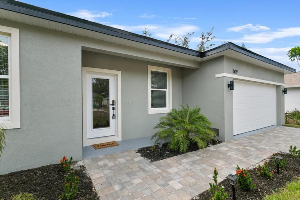Modern & Spacious 4-2 Home Great for Families House in North Port