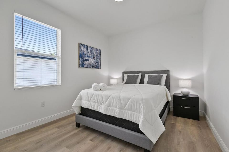 Modern & Spacious 4-2 Home Great for Families House in North Port