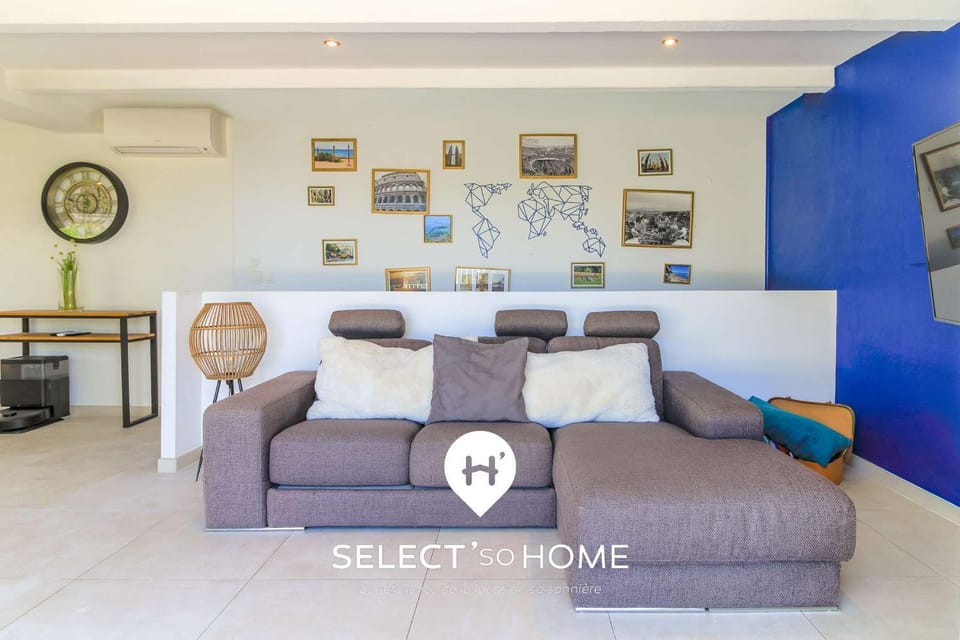 TV and multimedia, Living room, Seating area, air conditioner